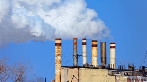 Schornsteine stoßen Rauch aus: Wer verschmutzt die Luft? Auf der Suche nach den Ursachen für Luftverschmutzung.