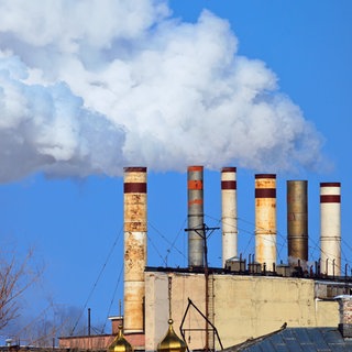 Schornsteine stoßen Rauch aus: Wer verschmutzt die Luft? Auf der Suche nach den Ursachen für Luftverschmutzung.