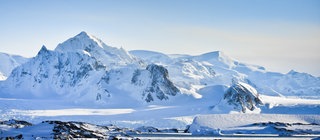 Eislandschaft mit Schnee bedeckten Bergen: Der Mensch hat sich schon damals dem Klima in der Eiszeit angepasst.