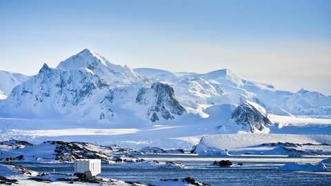 Eislandschaft mit Schnee bedeckten Bergen: Der Mensch hat sich schon damals dem Klima in der Eiszeit angepasst.