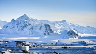 Eislandschaft mit Schnee bedeckten Bergen: Der Mensch hat sich schon damals dem Klima in der Eiszeit angepasst.