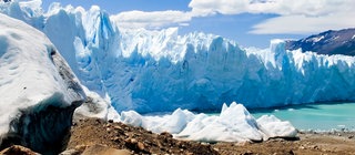 Dicke Eisschicht am Wasser: Seit es die Erde gibt, wechseln sich Warm- und Eiszeiten ab und bestimmen das Klima.