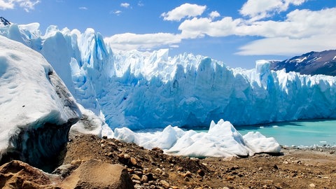 Dicke Eisschicht am Wasser: Seit es die Erde gibt, wechseln sich Warm- und Eiszeiten ab und bestimmen das Klima.