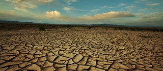 Völlig ausgetrockneter Boden: Durch den Klimawandel herrscht in einigen Regionen der Erde extreme Trockenheit.