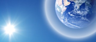Erde umgeben von einer schützenden Schicht: Die Ozonschicht hält die UV-Strahlung der Sonne von der Erde ab.
