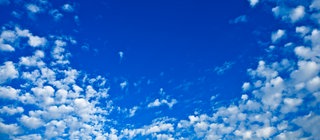 Weiße Wolken im blauen Himmel: Die Erde ist umgeben von einer für uns lebenswichtigen Atmosphäre.