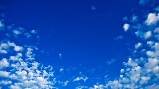 Weiße Wolken im blauen Himmel: Die Erde ist umgeben von einer für uns lebenswichtigen Atmosphäre.