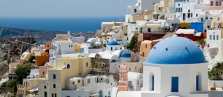 Blick auf Santorini in Griechenland: Der Mittelmeerraum gehört zur Klimazone der Subtropen. 