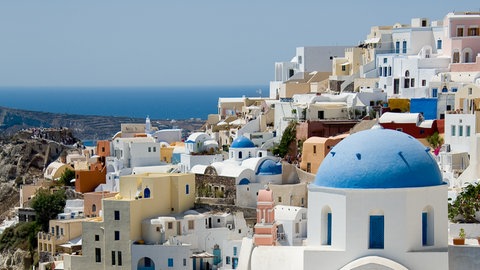 Blick auf Santorini in Griechenland: Der Mittelmeerraum gehört zur Klimazone der Subtropen.