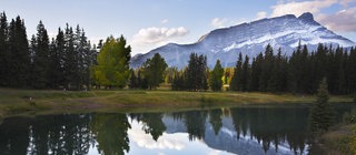 Landschaft mit See und Bergen in Kanada: Typisch für die gemäßigte Klimazone sind die Jahreszeiten, der regelmäßige Niederschlag und weder extreme Hitze noch Kälte. 