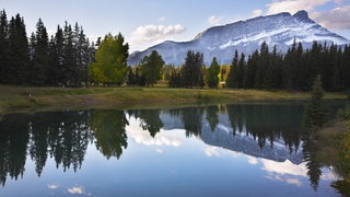 Landschaft mit See und Bergen in Kanada: Typisch für die gemäßigte Klimazone sind die Jahreszeiten, der regelmäßige Niederschlag und weder extreme Hitze noch Kälte. 