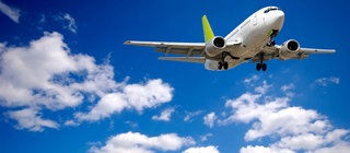 Flugzeug am blauen Himmel: Die Maschinen nutzen die Corioliskraft und den Jetstream als Antrieb auf langen Flügen.