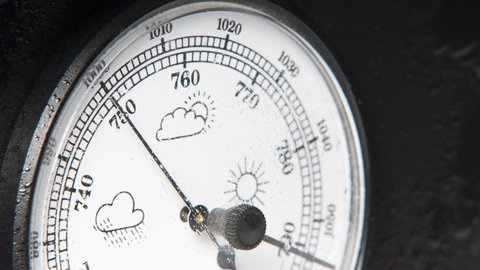 Luftdruck kann mit einem Barometer gemessen werden. Wie etsteht Luftdruck und welchen Einfluss hat er auf das Wetter.