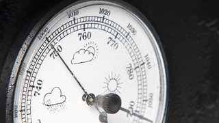 Luftdruck kann mit einem Barometer gemessen werden. Wie etsteht Luftdruck und welchen Einfluss hat er auf das Wetter.