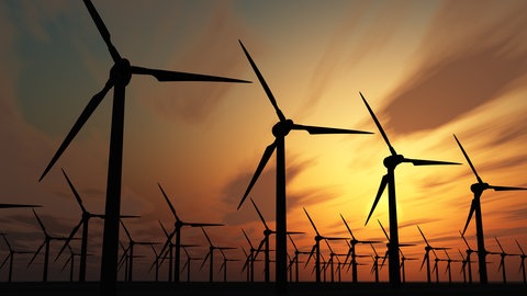 Windkraftanlage im Sonnenuntergang: Mit Windrädern Strom gewinnen - wie geht das?