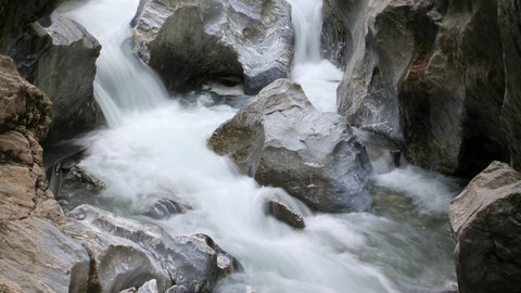 Der Oberlauf eines Bachs fließt zwischen Felswänden hindurch.