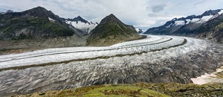 Ausblick auf den Aletschgletscher in den Schweizer Alpen. Die riesige Eismasse transportiert Geröll über weite Strecken. 
