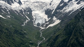 Panoramasicht auf ein Gletschertal. In Form von Gletschereis formt Wasser kerbförmige Flusstäler zu runden Trogtälern.