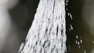 Farblos, rein und kühl, ohne Geruch und ohne Geschmack – so soll Trinkwasser sein. 