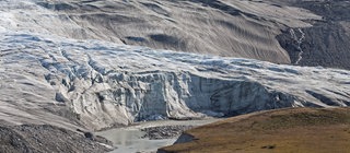 Der Rand des Grönländischen Eisschilds. Die Gletscher der Polargebiete sind Tausende von Metern dick. 