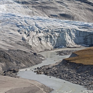 Der Rand des Grönländischen Eisschilds. Die Gletscher der Polargebiete sind Tausende von Metern dick. 