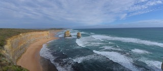 Hinter den Zwölf Aposteln, einer Felsformation in Australien, erstreckt sich das scheinbar endlose Meer. Hier treffen zwei der fünf Weltmeere, der indische Ozean und der Pazifik, aufeinander.