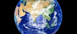 Aus dem Weltall erscheint die Erdkugel durch die Ozeane in kräftigem Blau.