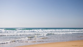 Welche Rohstoffe gibt es am Meeresboden? Am Sandstrand sind sie nicht sichtbar.