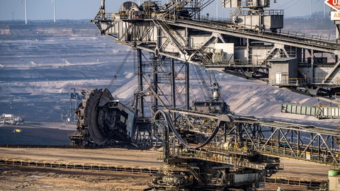 Braunkohleabbau in Deutschland: Kohle ist einer der Rohstoffe, die im Erdäußeren vorkommen.