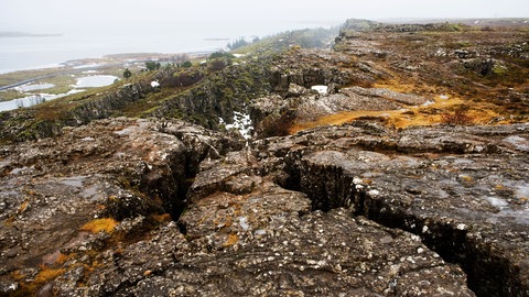 In Island wird sichtbar wo die Kontinentalplatten aufeinandertreffen: Hier gibt es Risse im Gestein der Erdkruste