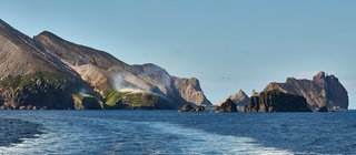 Vulkane auf Island sind Teil des Mittelatlantischen Rückens, der durch Magma aus dem Erdinneren entsteht, wenn Platten auseinander driften.