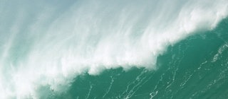 Tsnunamis sind riesige Wellen, die viel Zerstörung anrichten können, wenn sie auf die Küste treffen