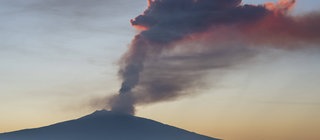 Dicke Rauchwolken steigen aus einem Vulkan: Nicht überall auf der Erde gibt es Vulkane, die meisten liegen am Rand der Kontinentalplatten.