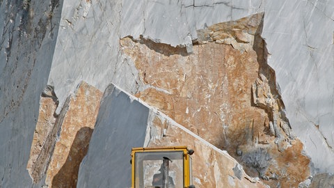 Metamorphe Gesteine entstehen im Erdinneren durch hohen Druck - wie zum Beispiel Marmor aus Kalkstein.