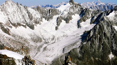 Der Mont Blanc in den Alpen: Gebirge wachsen von unten und werden oben von Wind und Wetter abgetragen - ein ständiger Wettlauf.
