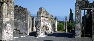 Der Ausbruch des Vesuv im Jahr 79 n. Chr. verschüttete die ganze Stadt Pompeji. Erdbeben, Tsunami und Kälteeinbrüche können weitere Folgen sein.