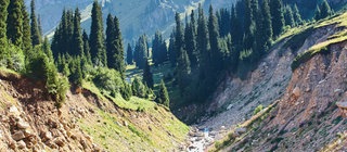 Gebirgsbach hat sich seinen Weg durch die Landschaft gebahnt: Wasser kann Gestein mitreißen, Erosionen verändern die Landschaft.