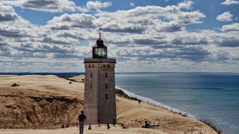 Wanderdüne in Dänemark hat einen Leuchturm eingeschlossen: Erosion durch Wind - der Sand wird Richtung Land geweht.