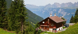 Almhütte in den Alpen: Was ist der Unterschied zwischen Mittelgebirgen und Hochgebirgen? Nur die höhe der Berge?