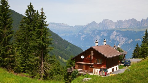 Almhütte in den Alpen: Was ist der Unterschied zwischen Mittelgebirgen und Hochgebirgen? Nur die höhe der Berge?