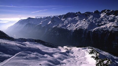 Schnebedeckte Alpen: Sie entstanden beim Zusammenstoß der eurasischen und afrikanischen Kontinentalplatte