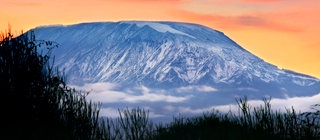 Der Kilimandscharo wirkt massiv und stabil: Berge sind aber ständig in Bewegung durch die Verschiebung der Kontinentalplatten.