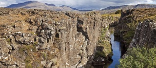 Die Kontinentalplatten sind immer in Bewegung - sie driften auseinander und prallen zusammen. Dabei entstehen Gebirge und Krater.