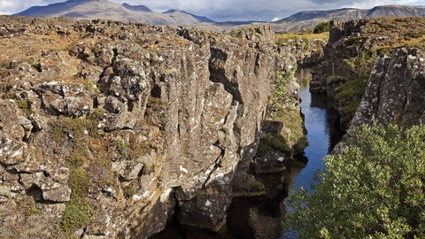 Die Kontinentalplatten sind immer in Bewegung - sie driften auseinander und prallen zusammen. Dabei entstehen Gebirge und Krater.