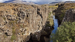 Die Kontinentalplatten sind immer in Bewegung - sie driften auseinander und prallen zusammen. Dabei entstehen Gebirge und Krater.