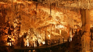 Riesige Tropfsteinhöhle: In Karst-Landschaften wie der Schwäbischen Alb gibt es tausende Höhlen im Kalkstein.