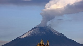 Vulkan mit Rauchwolke: Nicht alle Vulkane sind klassische Berge mit einer Spitze aus der Lava und Rauch kommt.