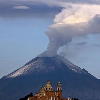 Vulkan mit Rauchwolke: Nicht alle Vulkane sind klassische Berge mit einer Spitze aus der Lava und Rauch kommt.