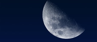 Der Mond am Himmel - von unten von der Sonne angeschienen. 