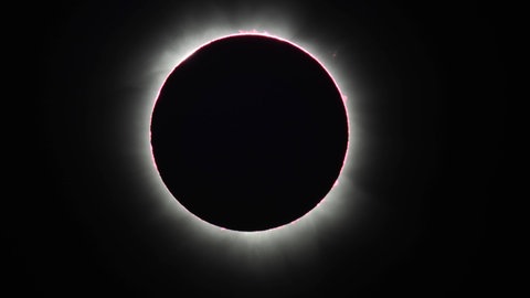 Sonnenfinsternis: Von der Erde aus gesehen verdeckt der Mond die Sonne komplett.